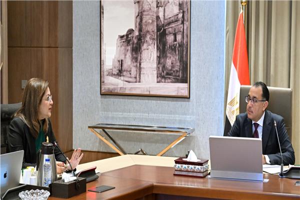 جانب من اجتماع رئيس الوزراء مع وزيرة التخطيط