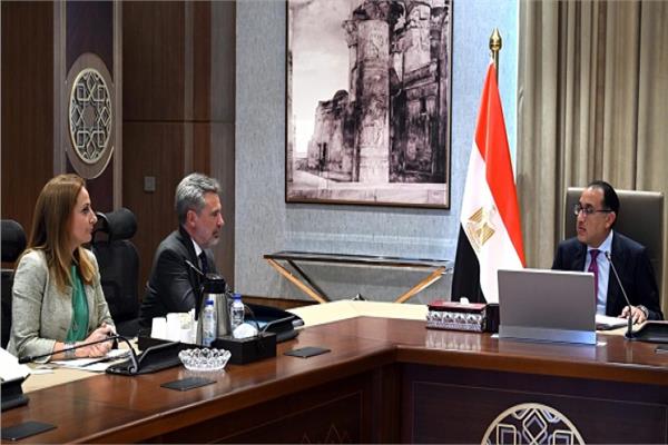 رئيس الوزراء خلال لقاء سفير إيطاليا لدى مصر 