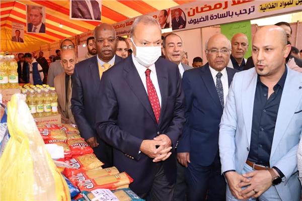 اللواء عبدالحميد الهجان، محافظ القليوبية خلال افتتاح معارض أهلا رمضان
