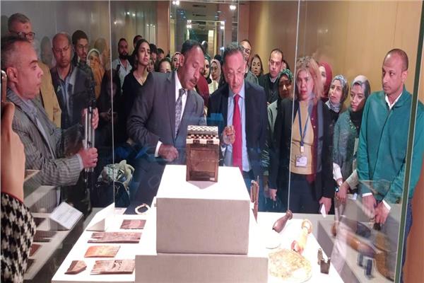 د. غنيم خلال افتتاح المعرض بقاعة النسيج  المصري