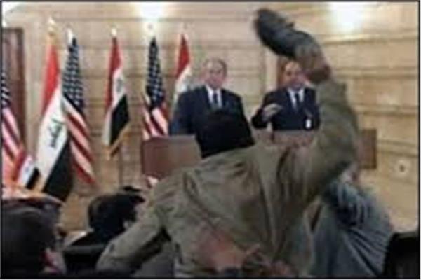 منتظر الزيدى الصحفى العراقى يضرب  جوروج بوش بالحذاء