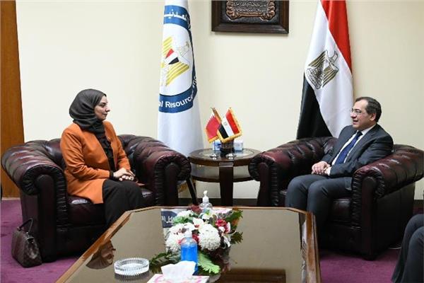 اجتماع وزير البترول وسفيرة البحرين
