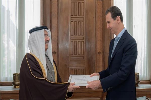 الأسد يتسلم الدعوة من سفير البحرين