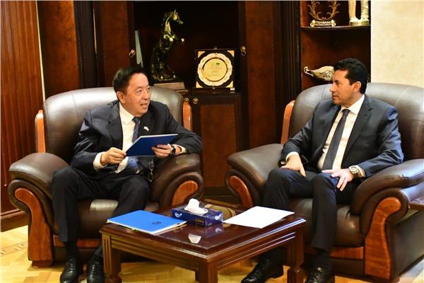 وزير الرياضة مع سفير كازاخستان
