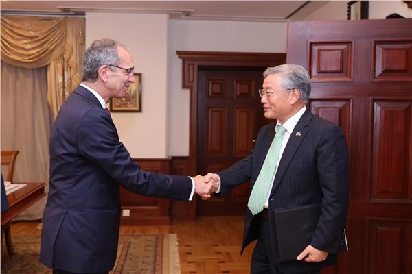  وزير الاتصالات وتكنولوجيا المعلومات يستقبل   كيم يونج هيون سفير جمهورية كوريا الجنوبية لدى مصر