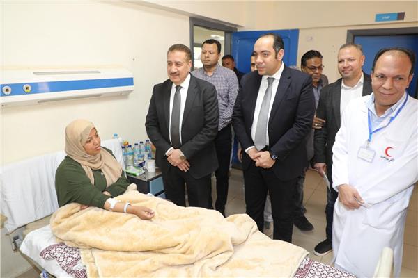 محافظ المنوفية خلال زيارة عدداً  من الأسر الفلسطينية المصابة بمستشفيات منوف العام  وحميات منوف 