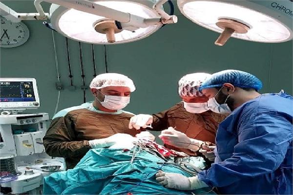 الفريق الطبي اثناء الجراحة 