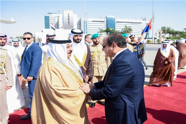 الرئيس عبدالفتاح السيسي يودع ملك البحرين في المطار
