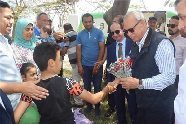 الهجان يقدم الورود للمواطنين فى حدائق القناطر الخيرية