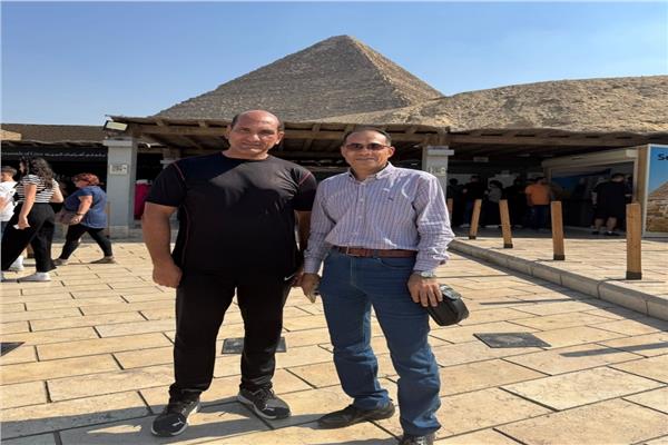 أشرف محيي مدير عام الهرم مع الزميل محمد طاهر