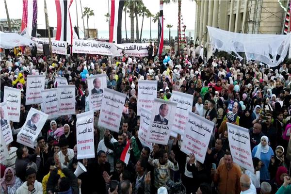 حشود مليونية عقب صلاة العيد ترفع أعلام مصر وفلسطين رفضاً لمخططات التهجير