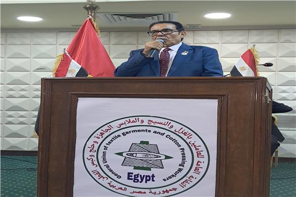 عبد الفتاح ابراهيم الامين العام لإتحادى عمال النسيج