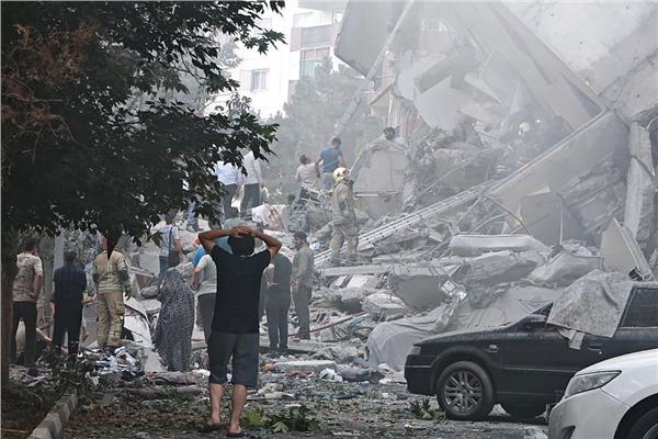 جانب من الدمار الذي لحق بالبنايات بإيران بعد الهجمة الإسرائيلية