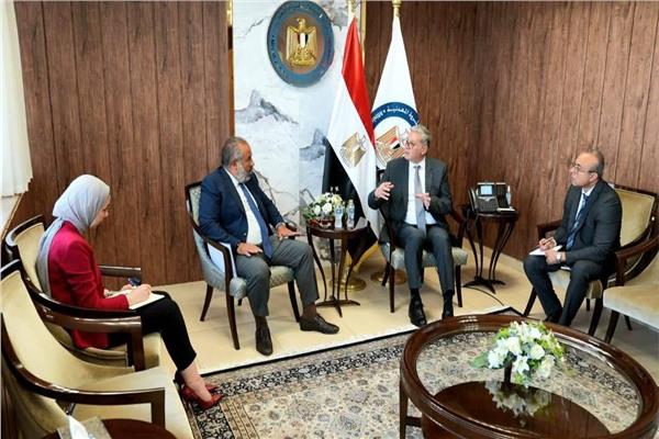 وزير البترول خلال اللقاء