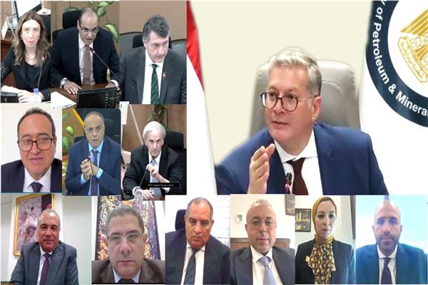 قيادات البترول وفى المقدمة المهندس  كريم بدوى وزير البترول