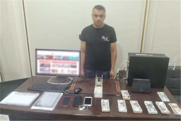 المتهم بحوزتة المضبوطات