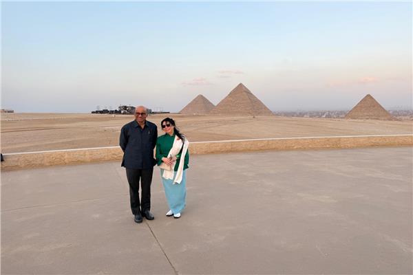 صورة تذكارية لرئيس جمهورية سنغافورة وحرمه