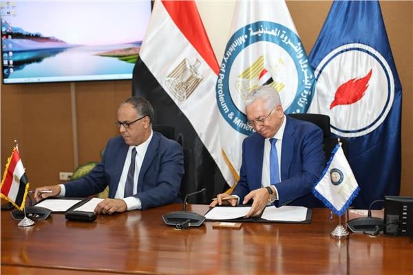 خلال توقيع بروتوكول تعاون بين هيئة البترول والأكاديمية العربية