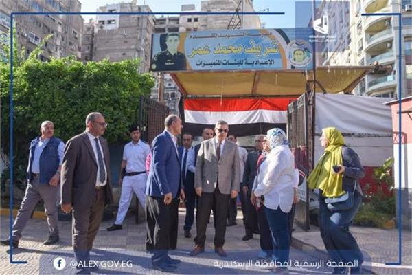  محافظ الأسكندرية خلال جولته بمقر اللجان الانتخابية