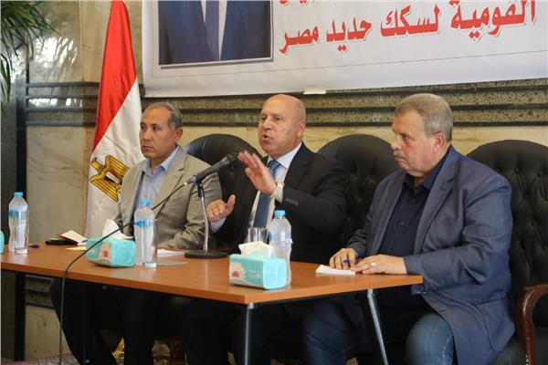 وزير النقل خلال   تكرم العاملين المتميزين بهيئة السكك الحديدية 