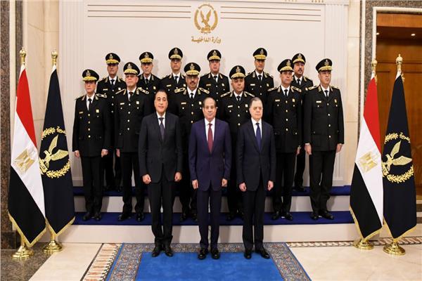 لقطة تذكارية للرئيس السيسي وأعضاء المجلس الأعلى للشرطة