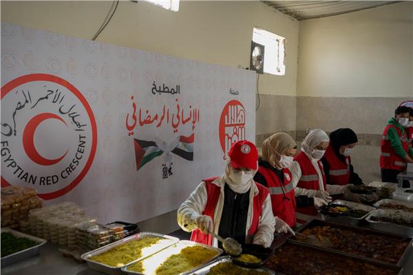 المطبخ الإنساني الرمضاني" التابع للهلال الأحمر المصري 