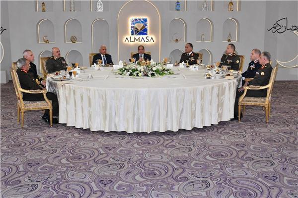الرئيس عبد الفتاح السيسي مع قيادات وزارة الدفاع