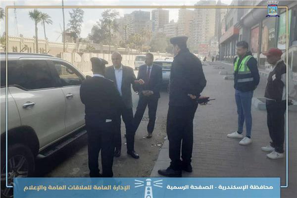 محافظ الإسكندرية خلال جولته