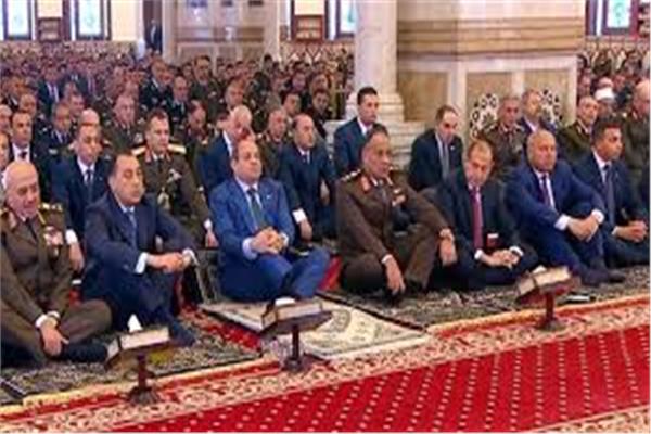 الرئيس السيسي وكبار رجال الدولة أثناء أداء صلاة الجمعة