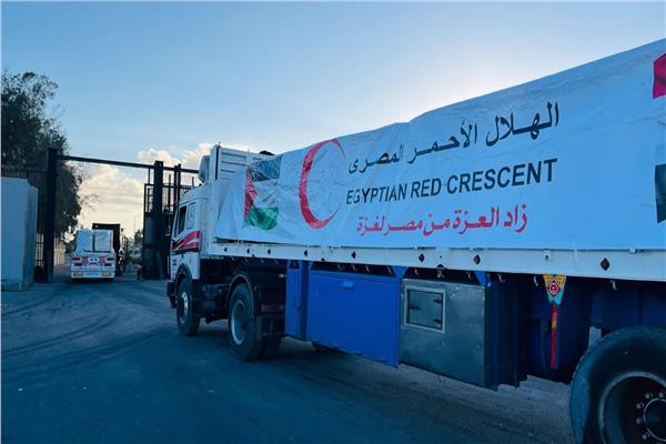 الهلال الأحمر المصري يدفع  قافلة «زاد العزة»