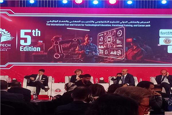 شعار الملتقى ولقطة من إحدى جلساته