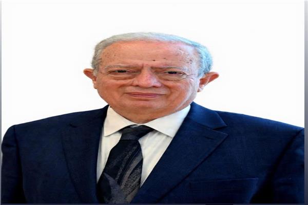 الدكتور حسين عيسى