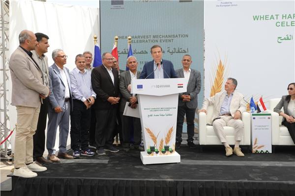 وزير الزراعة ومحافظ البحيرة يشهدان احتفالية ميكنة حصاد القمح 