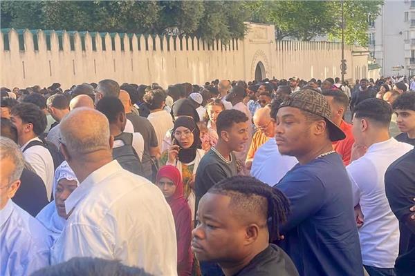 آلاف المسلمين يحيون عيد الأضحى في مسجد باريس الكبير