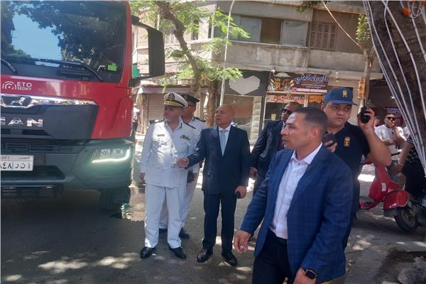 محافظ القاهرة يتابع إطفاء حريق الدرب الأحمر 
