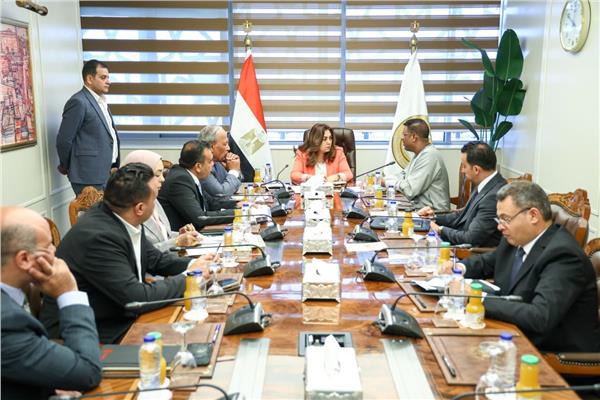  وزيرة التنمية المحلية والبيئة في لقاء مع أعضاء مجلسي النواب والشيوخ