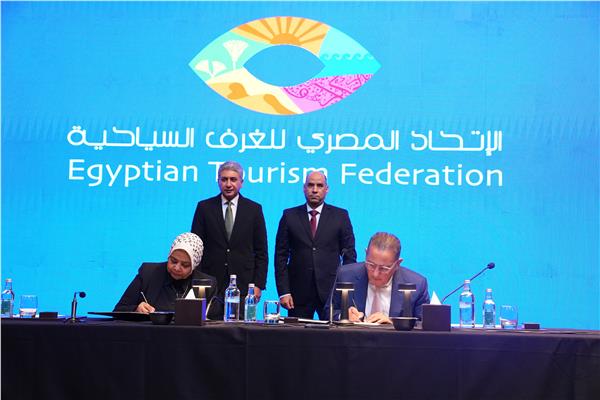وزيرا السياحة والآثار والعمل يطلقان مبادرة تعاون مع"الاتحاد المصري للغرف السياحية" 
