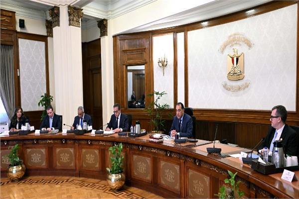 رئيس الوزراء خلال الاجتماع