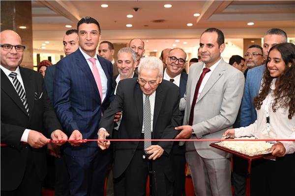 اثناء الافتتاح