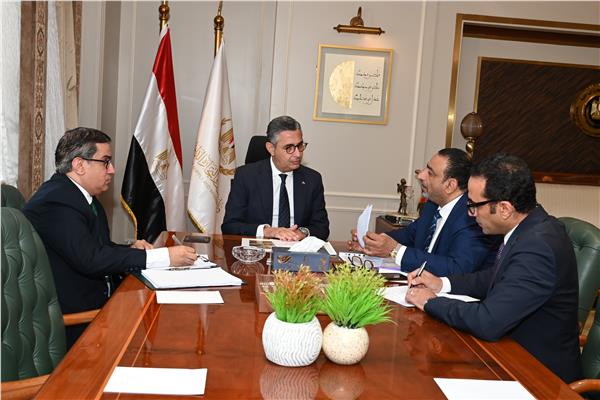  الدكتور شريف فاروق وزير التموين وجانب من الاجتماع.