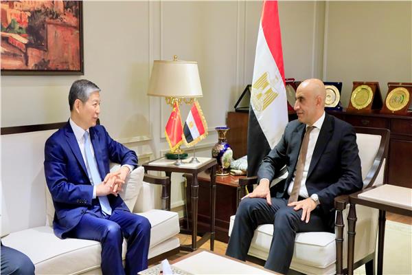 محمد عبد اللطيف، وزير التربية والتعليم  مع لياو ليتشيانغ سفير جمهورية الصين