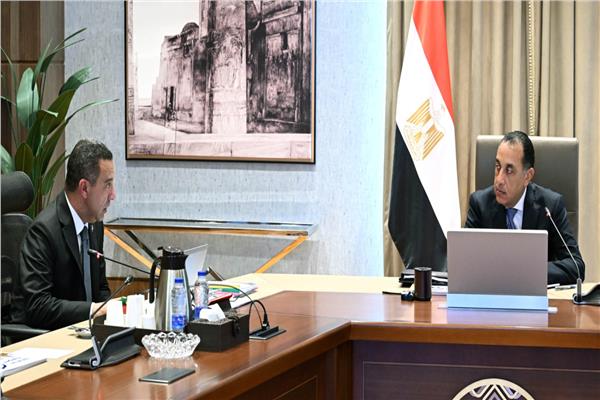 رئيس الوزراء خلال الاجتماع