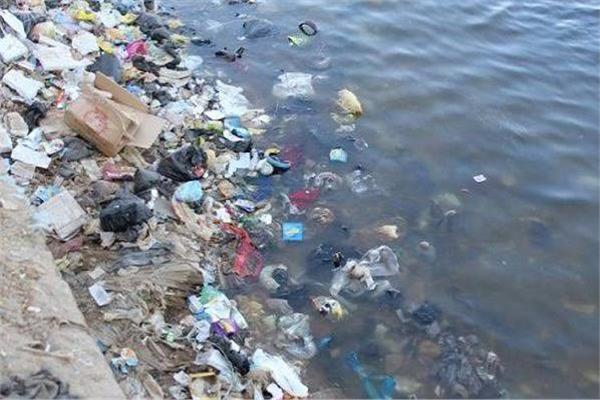 إلقاء المخلفات والقمامة بالمجاري المائية