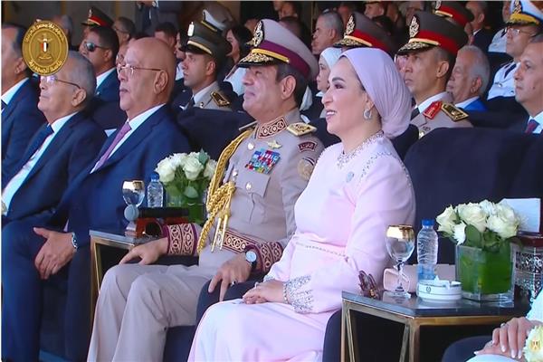 الرئيس السيسي يتابع استعراضًا للقوات الجوية