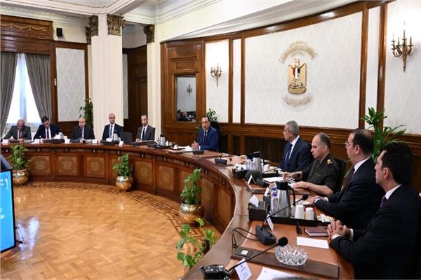 رئيس الوزراء خلال الاجتماع