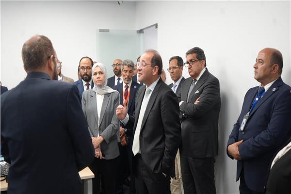 جانب من حوار وزي رالمالية مع فريق الضرائب