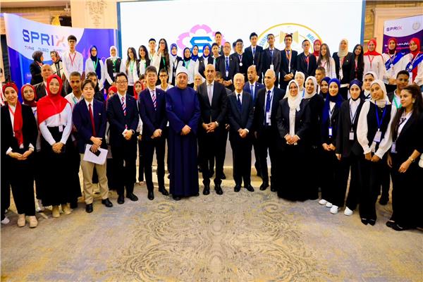 وزير التعليم والسفير الياباني وسط المكرمين