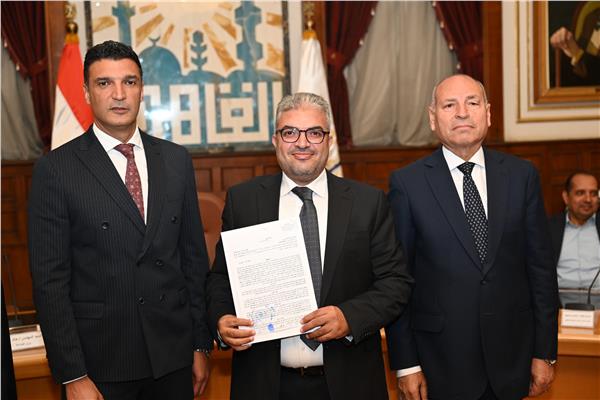 وزير الصناعة ومحافظ القاهرة يسلمان أحد العقود