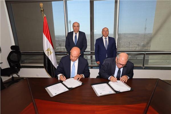 اثناء التوقيع 