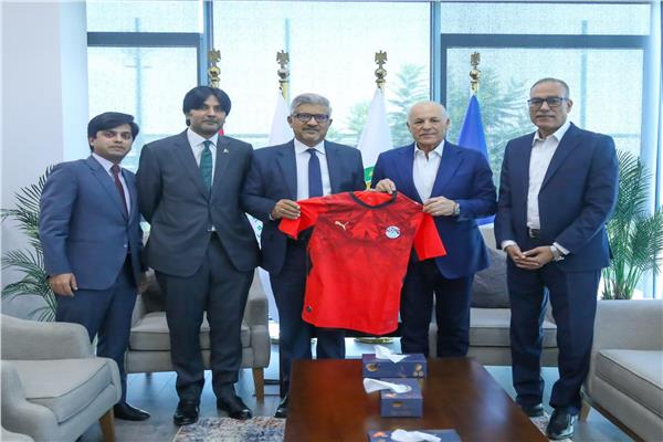 أبو ريدة يستقبل السفير الباكستاني في مصر 